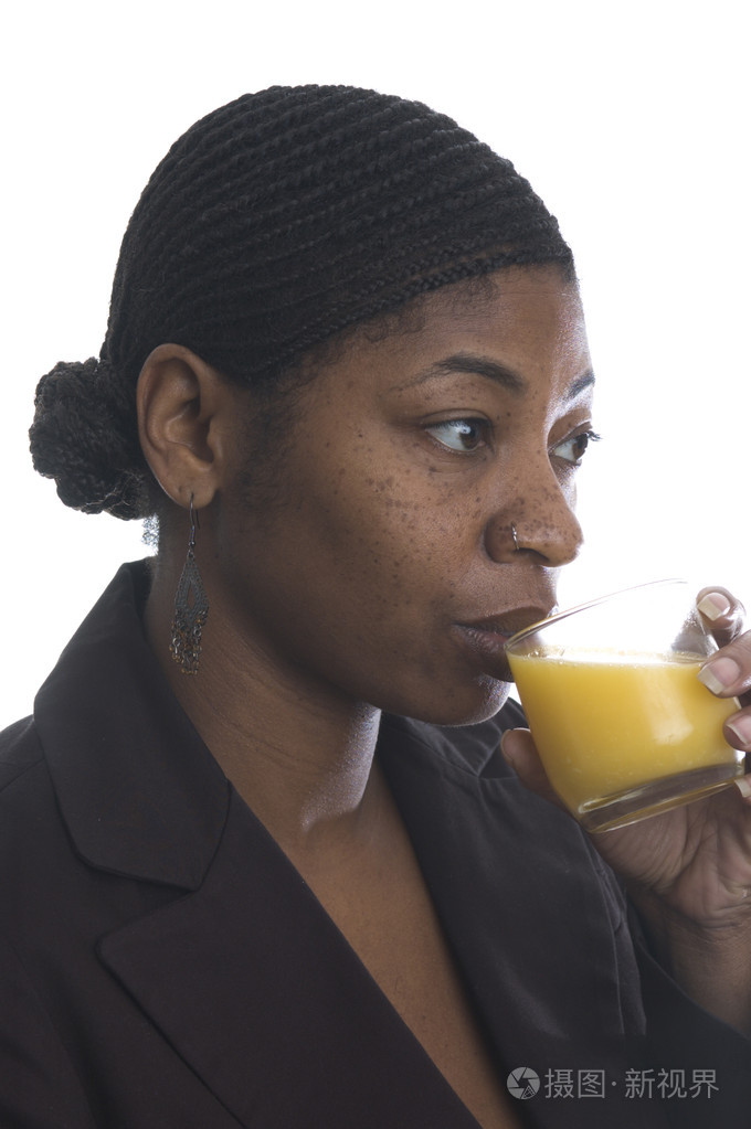 女人喝橙汁