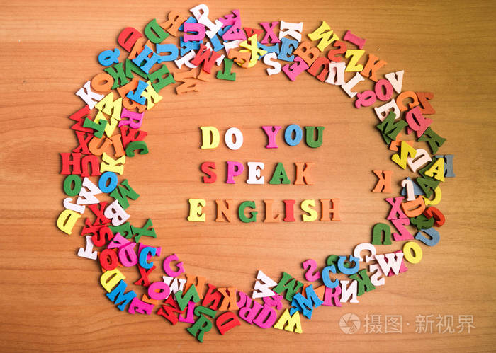 你会在办公室桌子表面上的一堆其他的桌子周围说英语木琴吗