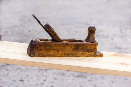 手平面是一种用肌肉力量塑造木材的工具, 用来迫使切割刀片越过木材表面。