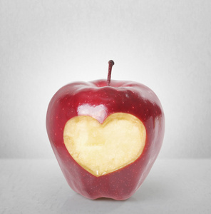 心的形状爱苹果图片