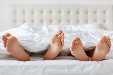 舒适睡眠：年轻女性在白色床上享受放松