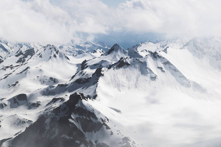 Elbrus 地区雪雾冷天气高山山峰全景图