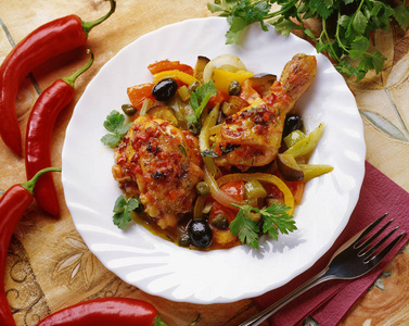 炖鸡配蔬菜 洋葱胡椒粉橄榄芹菜茄子豌豆白盘上的红辣椒, 放在桌子上