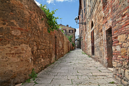 意大利托斯卡纳的小胡同 老城的狭窄小巷托斯卡纳中世纪城镇风景如画的古老小巷