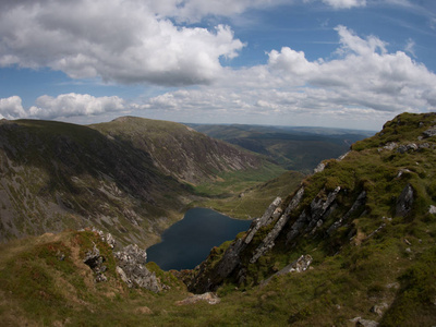 在威尔士的一个湖的山顶上 Cadair 伊德里斯的景观的壮观的看法在国家公园