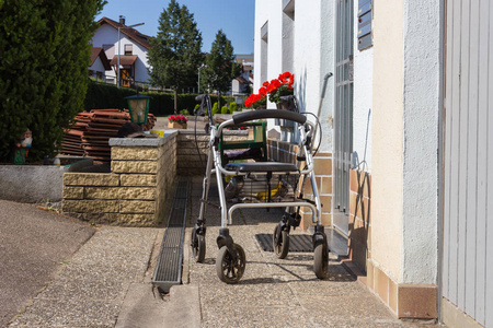 在德国南部农村炎热的七月夏日, 在房子门前的滚轮