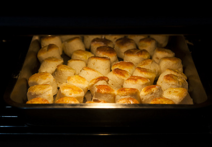 在烤箱中松饼图片