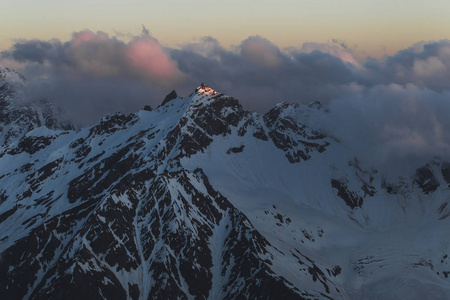 Elbrus 地区晨光中高山峰的全景图