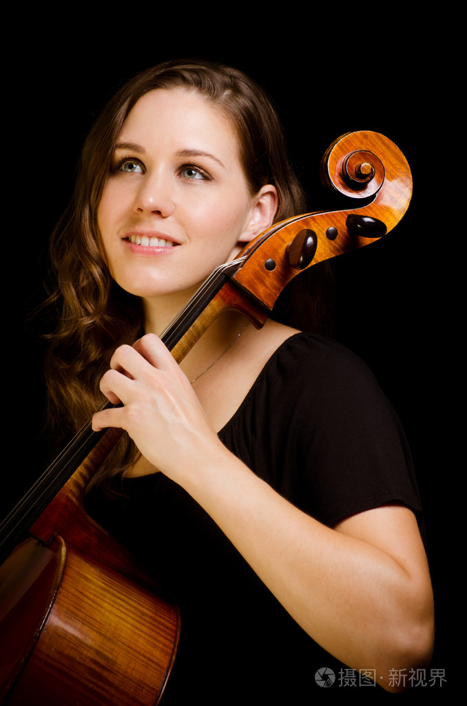 年轻女子大提琴演奏家
