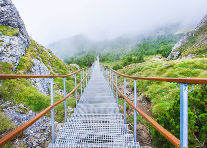 梯子与楼梯在美丽的山风景.ceahlau, toaca罗马尼亚照片