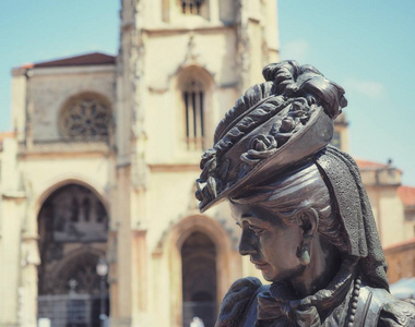 西班牙阿斯图里亚斯的奥维耶大教堂和 Regenta 雕像
