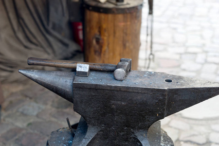 锤子躺在铁匠车间的铁砧上。