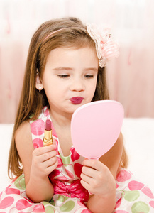 小女孩用口红小女孩用口红女孩的女朋友用口红涂嘴唇.