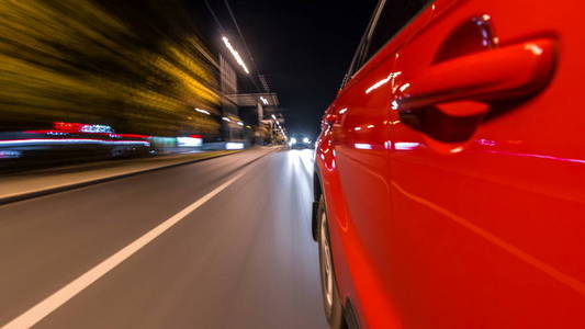 在城市的一条夜航大道上, 在一条夜航大道上行驶, 道路上的灯光在高速上反射在汽车上。现代城市的快速节奏