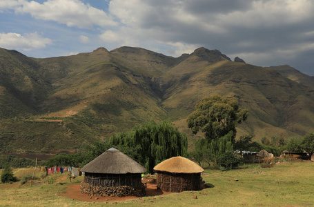 可怜的莱索托人民住在马卢蒂山区附近的泥屋里, 靠农业谋生。马卢蒂山脉海拔3000多米