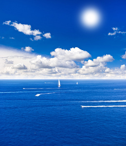 完美的多云的天空与太阳。美丽的蓝色大海