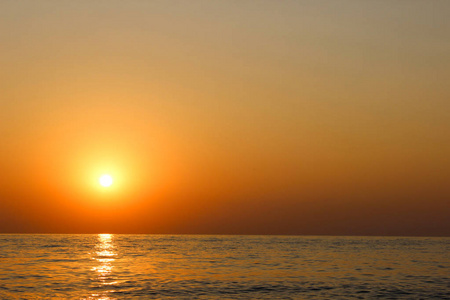 美丽的早期日出从地平线上的地中海