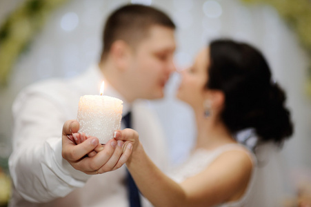 新娘和新郎都抱着美丽的蜡烛