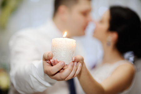 新娘和新郎都抱着美丽的蜡烛