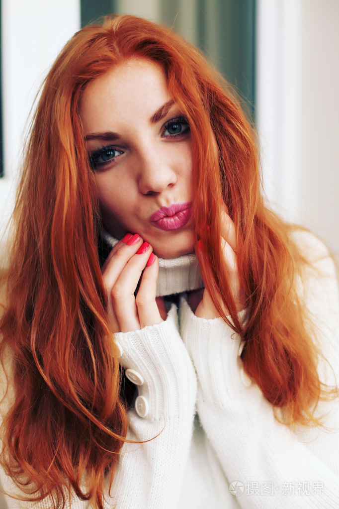 漂亮的红发女孩开心