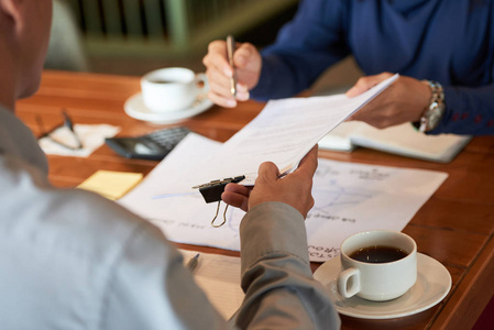 手签订合同图片