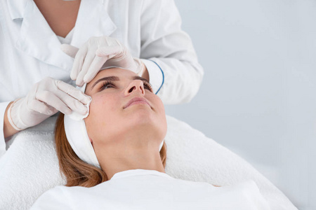 妇女在沙龙中接受面部 biorevitalization 程序。美容护理