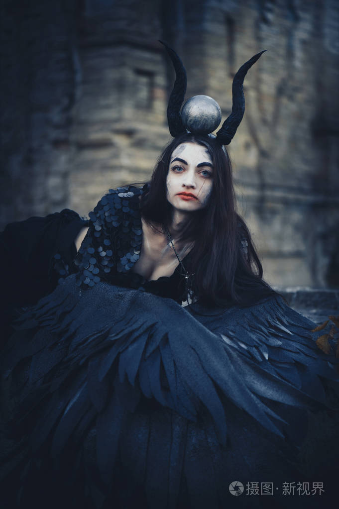 美丽的恶魔女孩在她背后的黑色翅膀另一个世界的女神万圣节黑天使