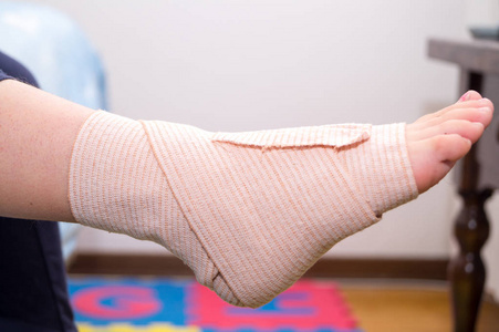 白色背景带绷带的泰迪熊受伤带着绷带的年轻女子去看男医生带绷带的