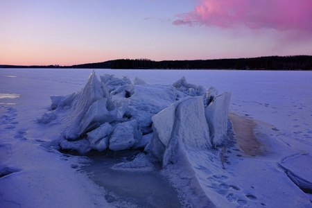 在芬兰西部湖上的冰形成