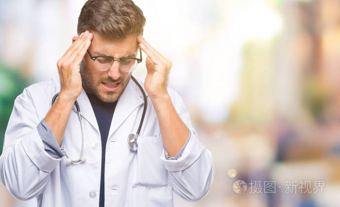 年轻英俊的医生人在孤立的背景与手头部疼痛头部因为压力。患偏头痛