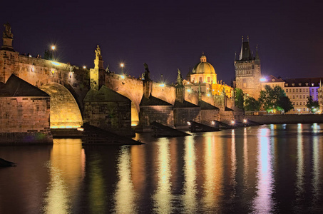 布拉格历史的部分的夏天夜看法。伏尔塔瓦河河, 马拉麦卡桥塔和查尔斯桥与照明。布拉格, 捷克共和国