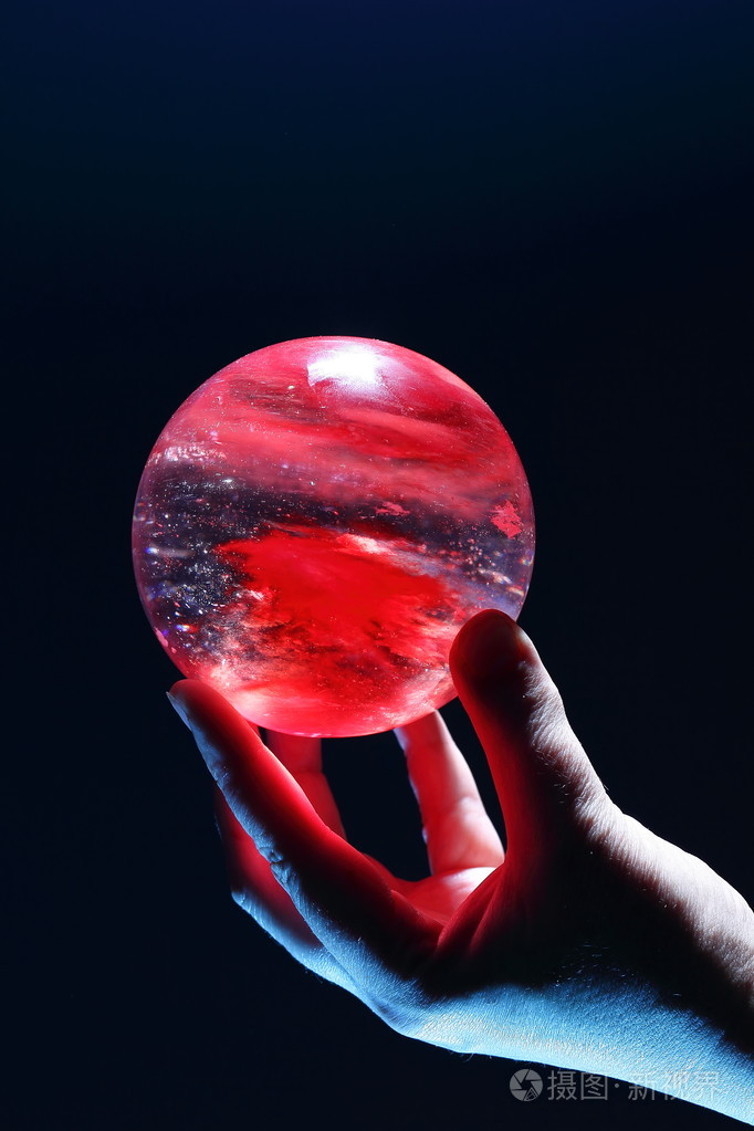 女手拿着一个水晶球