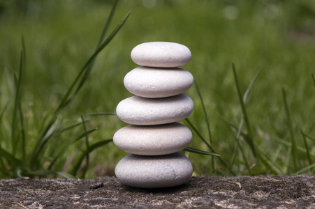 和谐平衡, 简单鹅卵石塔在草丛中, 简约