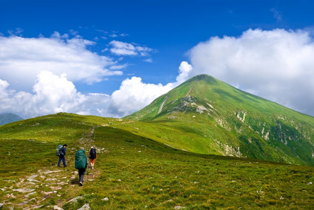 远足人士在绿山