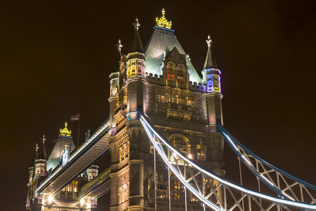 详细的伦敦塔桥之夜