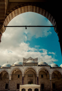 外部视图中的奥斯曼风格清真寺在伊斯坦布尔