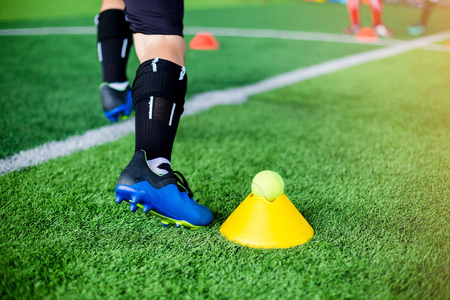 足球运动员运动速度测试和慢跑和跳跃在橄榄球训练的标记之间