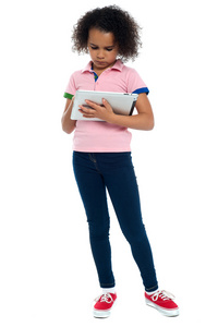 年轻女孩超级繁忙的在运行新的平板电脑设备