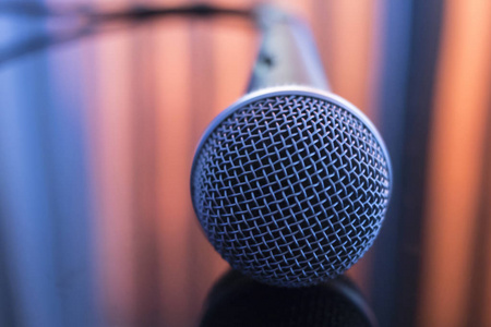 歌手音乐会舞台手拿着麦克风唱歌和演示或配音照片