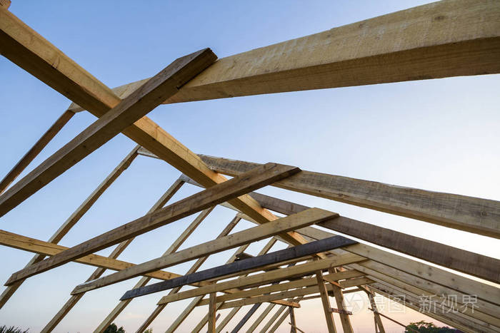 在建的新木屋里.阁楼屋顶框架的特写, 从里面清除天空.