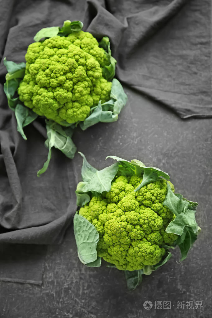 灰桌上的绿菜花