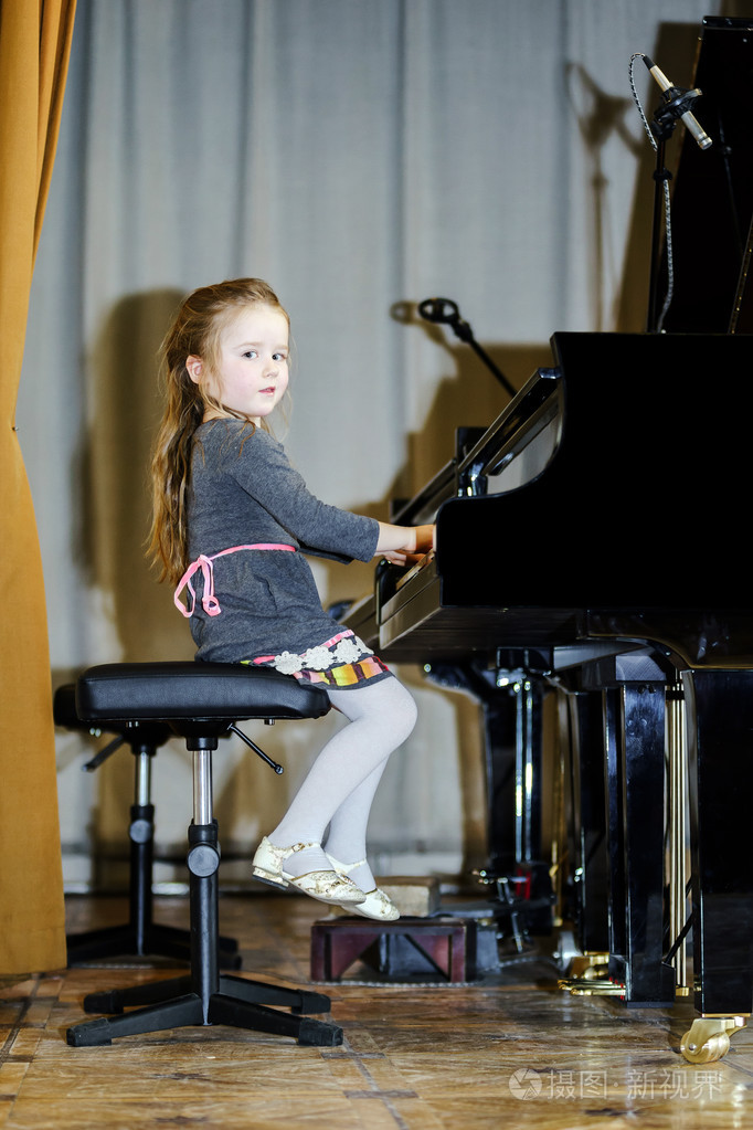 可爱的小女孩弹钢琴