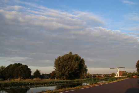 荷兰 Zuidplaspolder 的草地和田野之上的大积云