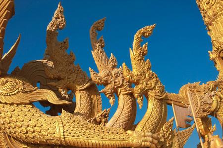 在泰国的体系结构蛇雕像