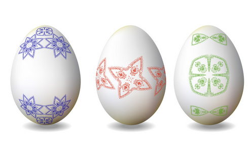 用手绘制蓝色 红色和绿色图案的三个复活节彩蛋。