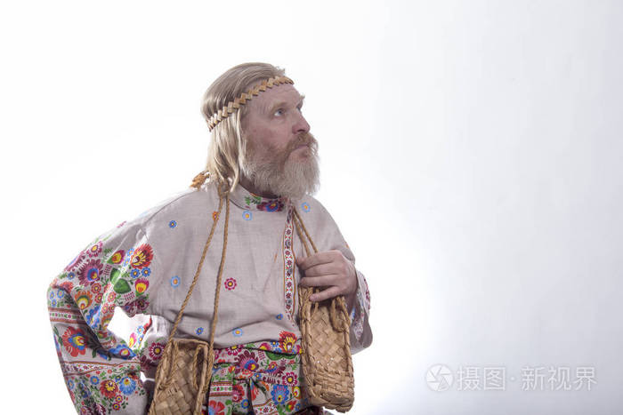 斯拉夫男子在一个美丽的国家彩绘衬衫照片-正版商用图片0ao1g2-摄图新