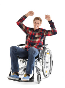 快乐的年轻人坐在轮椅上白色背景