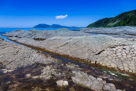 Stolbchaty 角Kunashir 岛西海岸的海角。它由门捷列夫火山玄武岩熔岩层组成