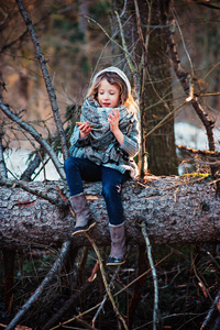 快乐的孩子女孩走在早春森林坐在有棵老松树上街上