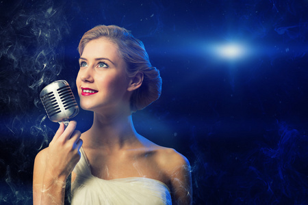 麦克风的女歌手图片